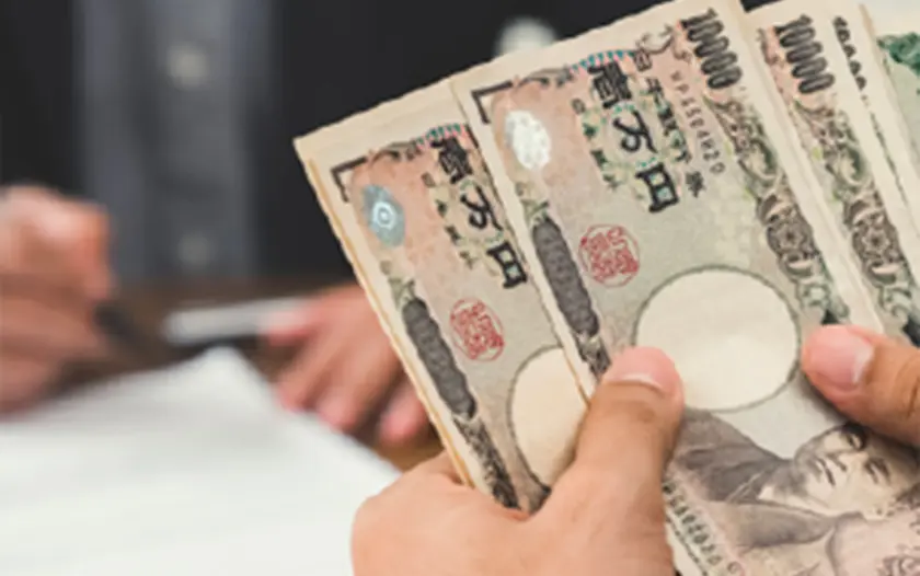 その場で現金で支払われます