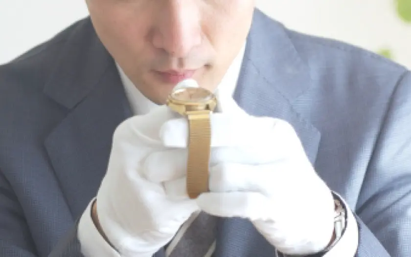 査定士がブランドアパレルを確認して査定する様子