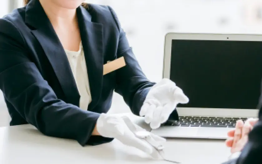 査定金額の説明を受けるブランドアパレル買取の案内