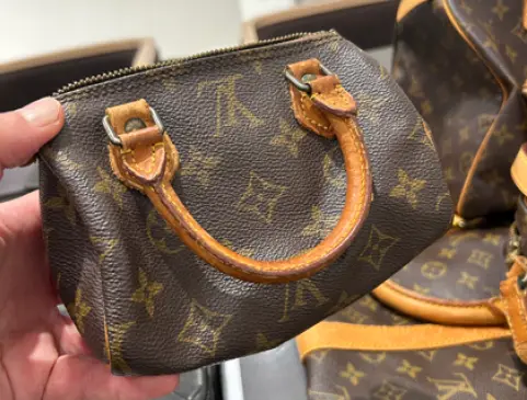 古いルイヴィトンのバッグのイメージ