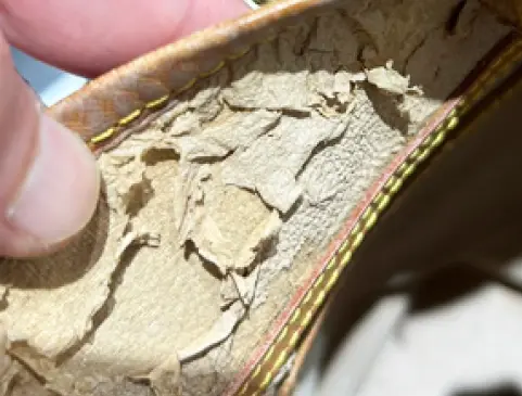 ベタつきや内側が劣化した財布