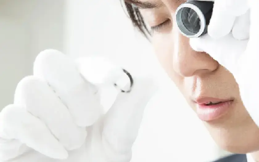 査定スタッフが財布を確認している様子