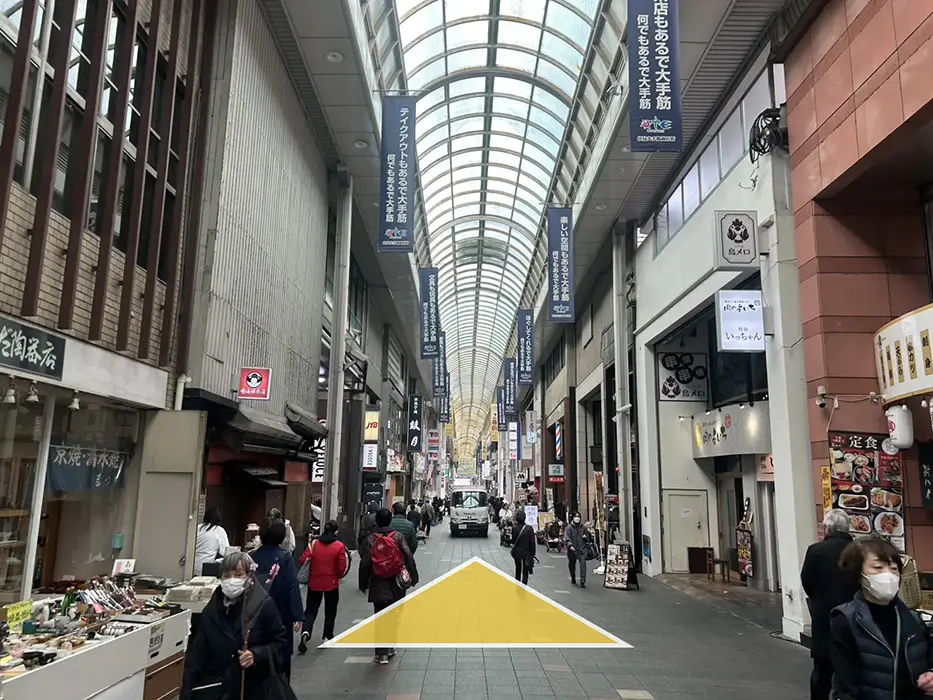 大手筋商店街を西方向へ進む様子