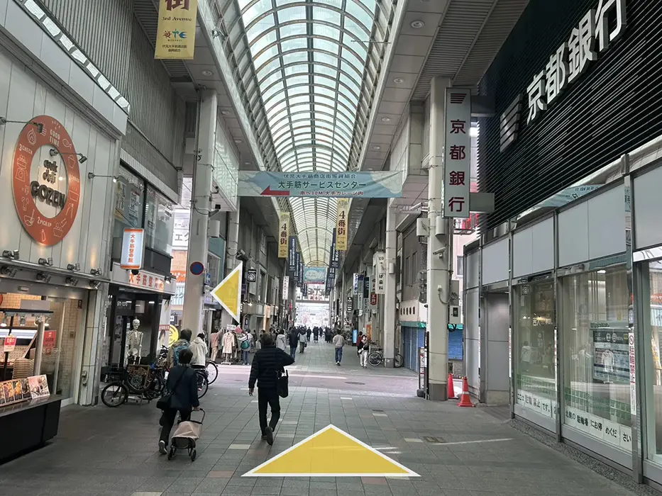 右手に京都銀行が見える交差点