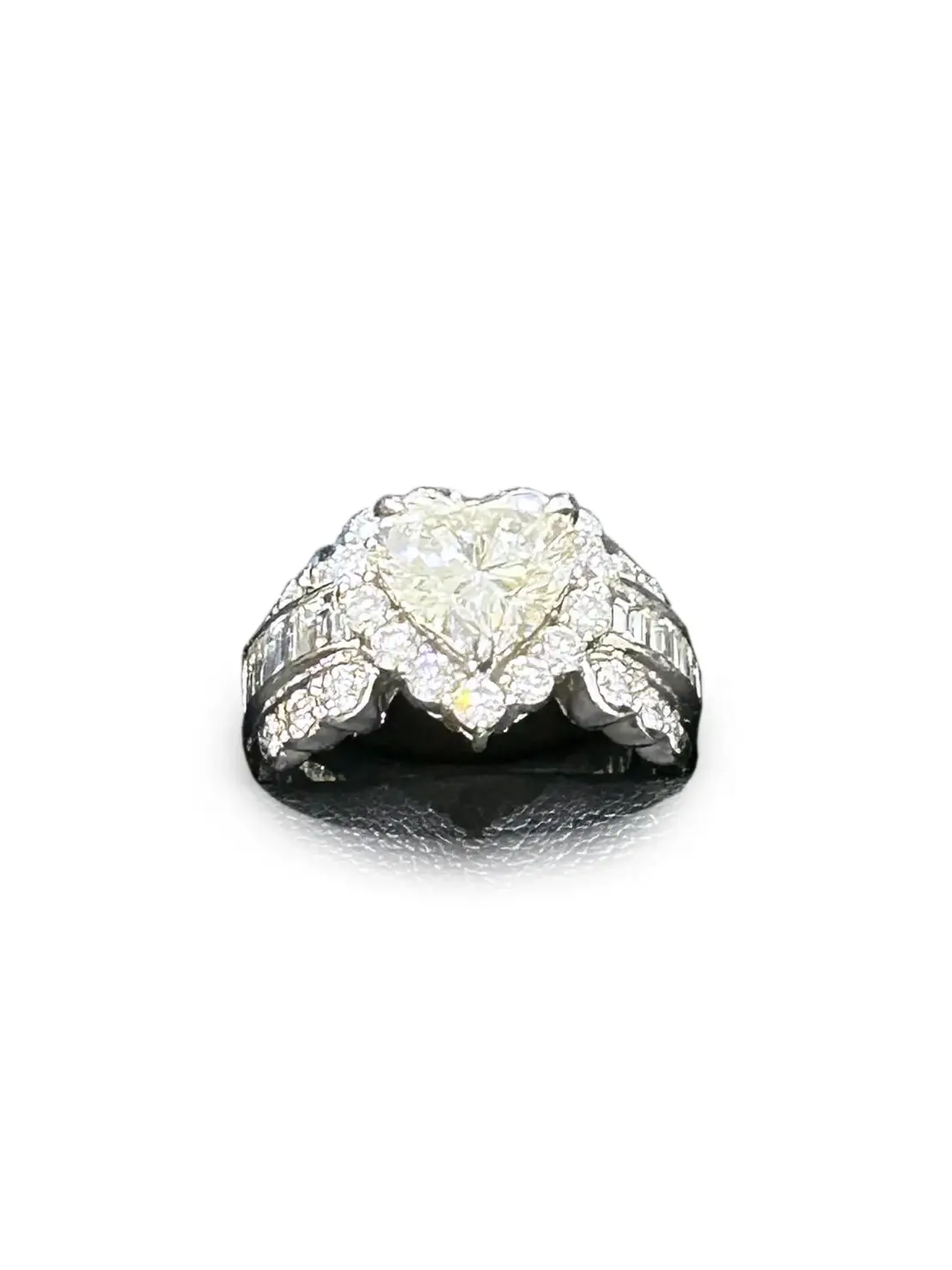 ハートシェイプ ダイヤリング 2.11キャラ / PT900 12.3グラム