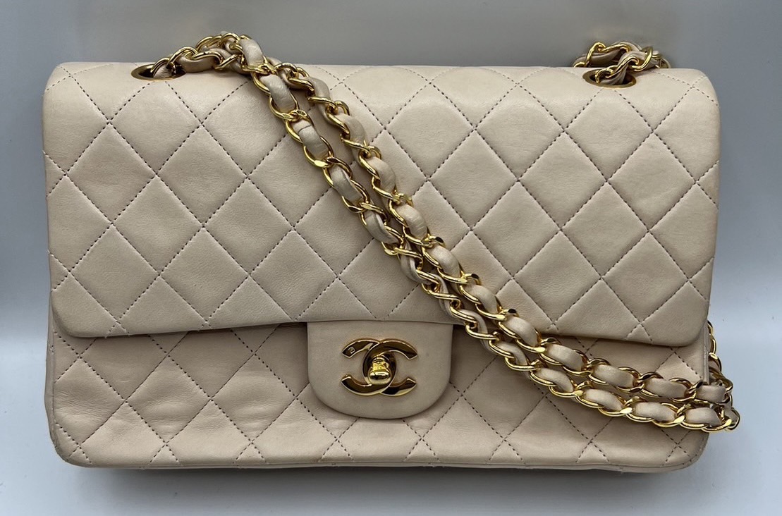 シャネル　マトラッセチェーンショルダーバッグ　ラムスキン　ベージュ