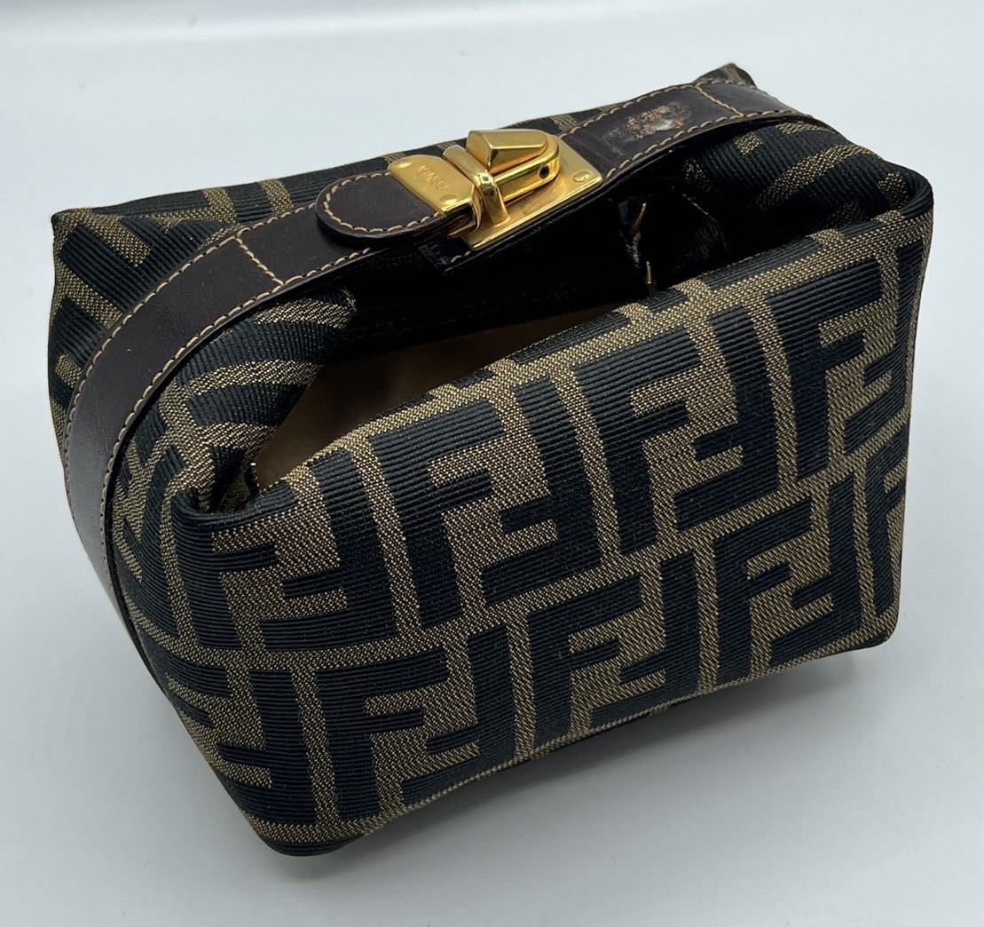 フェンディ　ズッカ柄ミニバニティポーチ