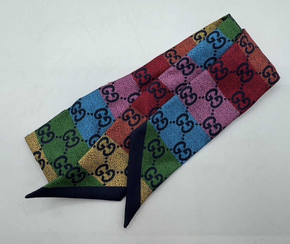 GUCCI　レインボー柄ツイリー